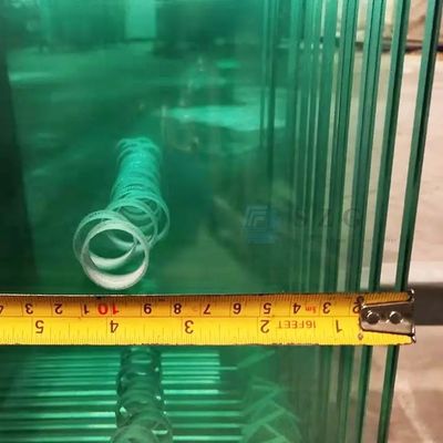 6 mm gehard glas met grondrandverwerking en boorgaten