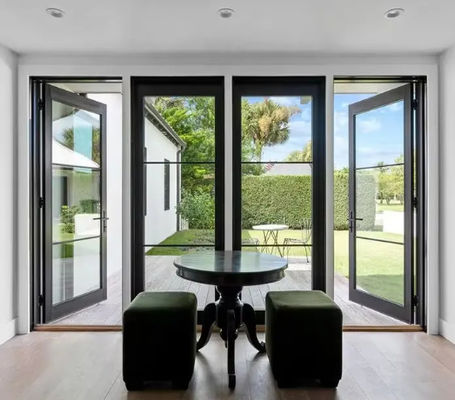 Zwarte glazen schommeldeur met poedercoating