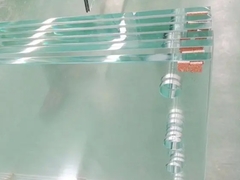 Boringen op het glazen paneel