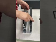 Glas installeren op het aluminium U-profiel